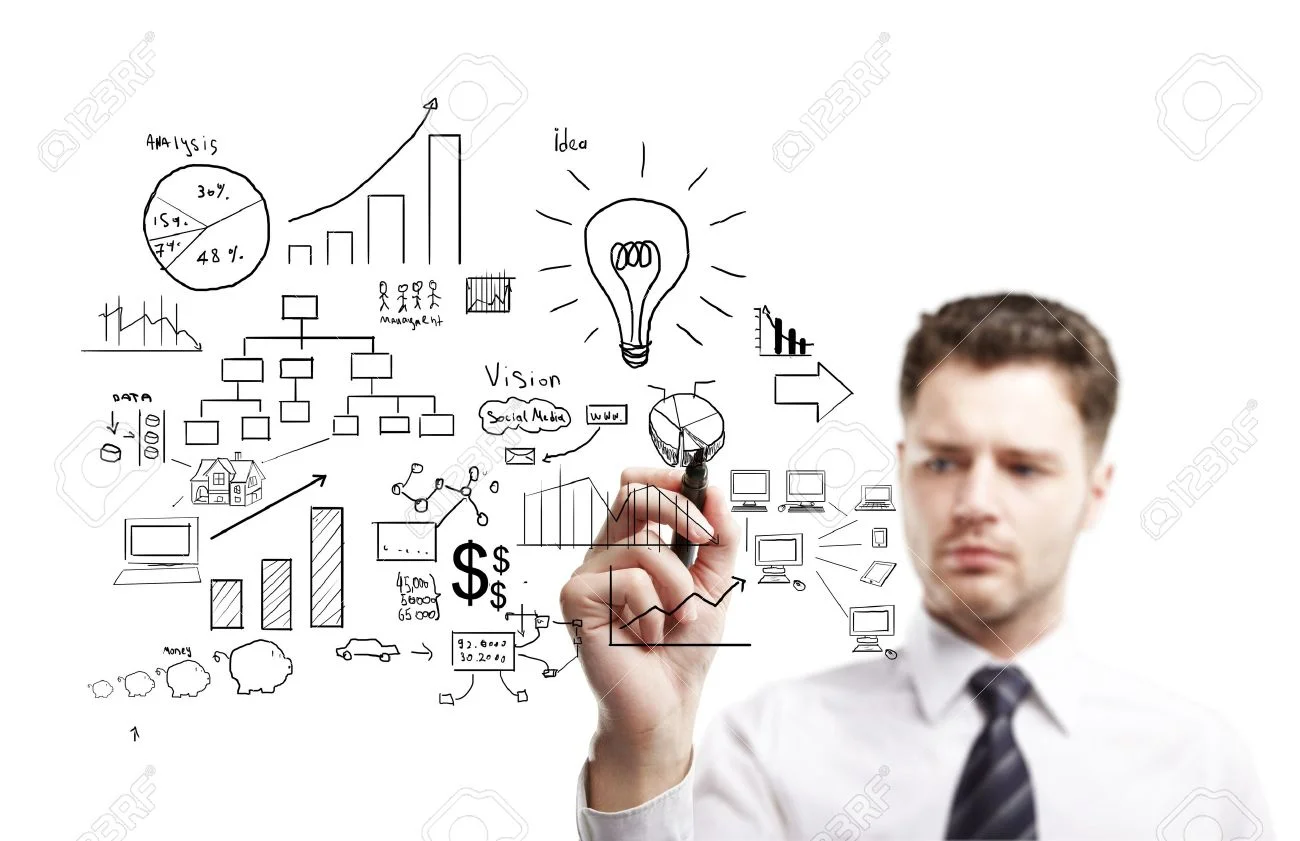 Persona en pizarra diseñando una estrategia de gestión