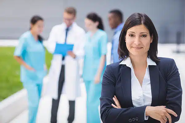 Grupo de medicos y administrativos trabajando juntos